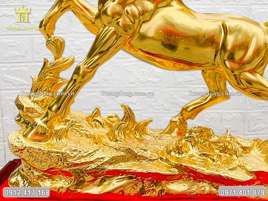 Toàn bộ bề mặt bên ngoài được mạ vàng 24K sang trọng